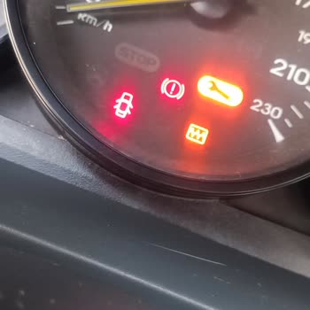 Renault Araç Hatası (Araç Yolda Saniyelik Kendini Kesiyor)