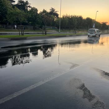 İBB - İstanbul Büyükşehir Belediyesi Sahil Şeridini Göle Çeviriyor Ve Trafik Kazasına Sebep Oluyor