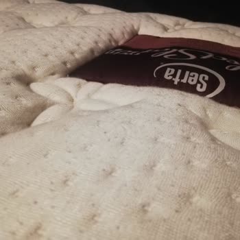 Yatsan Serta Perfect Sleeper Twin Lateks Ve Visco Yatak Tüylenme Yapıyor