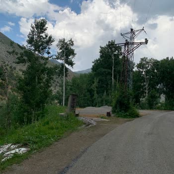 Aras Elektrik Dağıtım Yarım Yapılan İşleri Sökülmeyen Eski Elektrik Direği