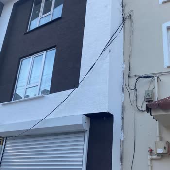 Türk Telekom Yerlerde Ve Cam Önünde Sallanan Telekom Kablosu