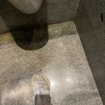 THY Dalaman Lounge Tuvaletine Kokudan Girilmiyor, Pisuvarlar Bozuk.