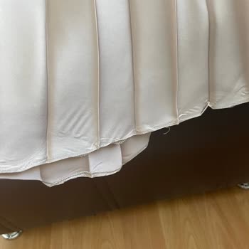 Kübra Alpay Atelier İpek Saten Pilise Elbisenin Sıkıntılı Etek Uçları!