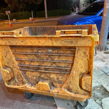 Kadıköy Belediyesi Fener Kalamış Caddesi'indeki Çöp Konteyneri Sorunu