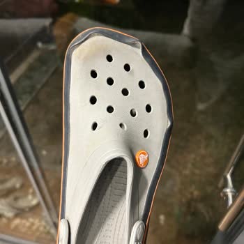 Crocs Terlik & Ayakkabı Terlikler Sıcakta Küçüldü Minicik Kaldı, Tüm Yapışkanları Attı