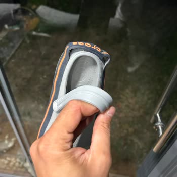 Crocs Terlik & Ayakkabı Terlikler Sıcakta Küçüldü Minicik Kaldı, Tüm Yapışkanları Attı