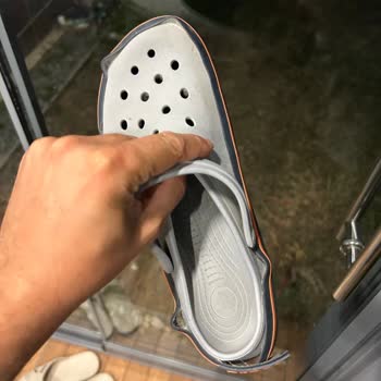 Crocs Terlik & Ayakkabı Terlikler Sıcakta Küçüldü Minicik Kaldı, Tüm Yapışkanları Attı