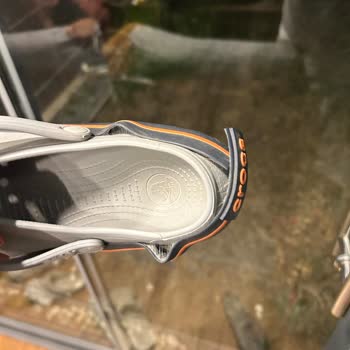 Crocs Terlik & Ayakkabı Terlikler Sıcakta Küçüldü Minicik Kaldı, Tüm Yapışkanları Attı