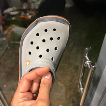 Crocs Terlik & Ayakkabı Terlikler Sıcakta Küçüldü Minicik Kaldı, Tüm Yapışkanları Attı