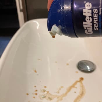 Gillette Tıraş Jelinden Kahverengi Sıvı Geliyor.