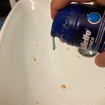 Gillette Tıraş Jelinden Kahverengi Sıvı Geliyor.
