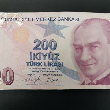 Yapı Kredi Bankası Bankamatiğinin Bantlı, Yırtık Para Vermesi