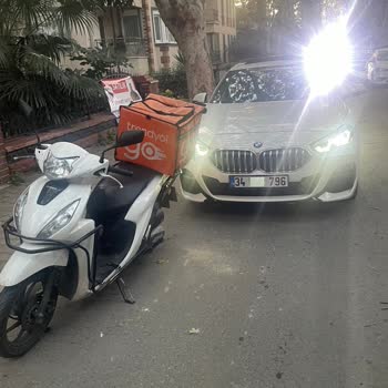 Trendyol Yemek Kuryesinden Kadıköy'de Şiddet Gösterisi