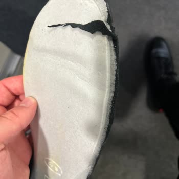 Derimod Spor Ayakkabı Taban Parçalanması