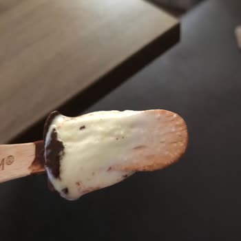 Algida Dondurmaları Kristalleşmiş Ve Mini Magnum Çubukları Tuzlu Gibi