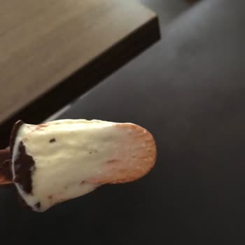 Algida Dondurmaları Kristalleşmiş Ve Mini Magnum Çubukları Tuzlu Gibi