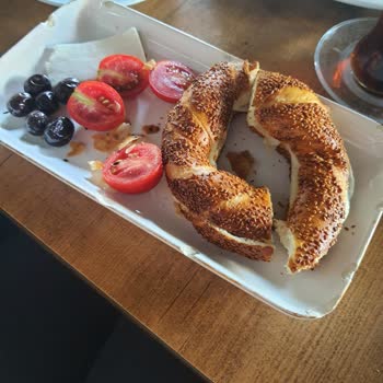 Simit Sarayı Kırık Tabakla Ve Pis Bardakla Sunum