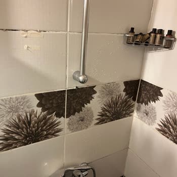 Parna Otel Göründüğü Gibi Değil