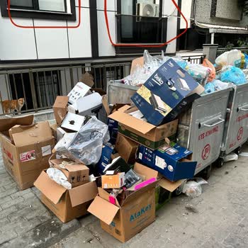 Avcılar Belediyesi Evimizin Önünde Çöp Konteynerları Kaldırılmıyor!