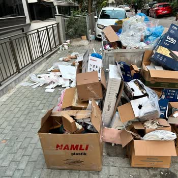 Avcılar Belediyesi Evimizin Önünde Çöp Konteynerları Kaldırılmıyor!