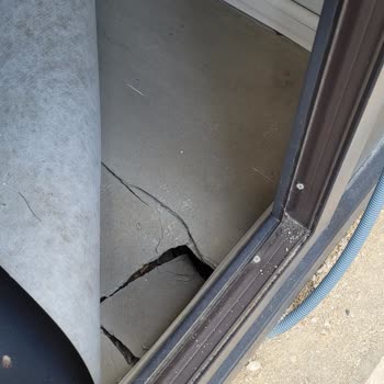 Tetay Yapı Nöbetçi Kulübesinin Tabanında Çökme Ve Kırılma Oldu!