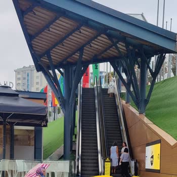 Meydan İstanbul AVM Meydan AVM Ümraniye İnsanlar Kayıp Düşüyor