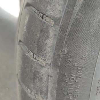 Nokian Tyres Nokia Powerproof Lastik Yanaklarında Derin Çatlaklar