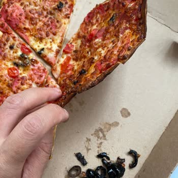 Domino's Pizza Malzeme Ve Ebatlarını Küçülttükçe Küçültmüş