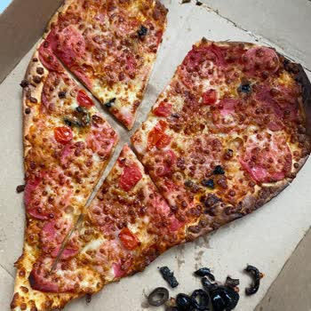 Domino's Pizza Malzeme Ve Ebatlarını Küçülttükçe Küçültmüş