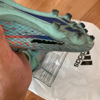 Adidas Krampon Yırtılması Ve İlgisizlik