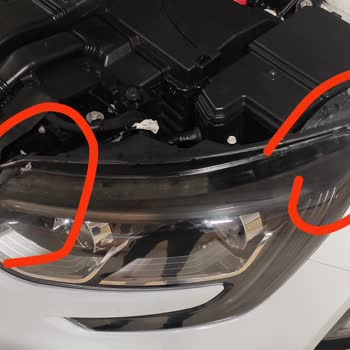 Renault Megane 4 Far Çatlakları