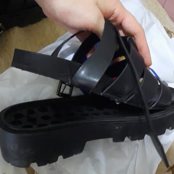 Deichmann Catwalk Sandaletim Sıcaktan Yapıştırıcısı Eridi Tabanı Çıktı