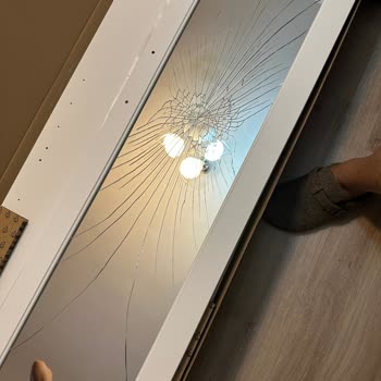 IKEA Gardırop Aynalı Kapak Kırık Geldi