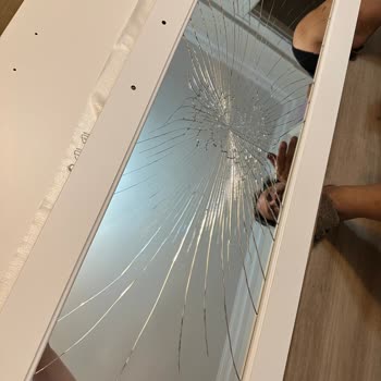 IKEA Gardırop Aynalı Kapak Kırık Geldi