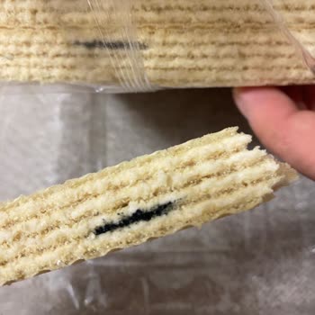 BİM Aktürk Gofret İçinden Simsiyah Şeyler Çıktı!