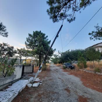 Şarköy Aşağı Kalamış 'ta Yıllardır Devrilmek Üzere Olan Telefon Direği