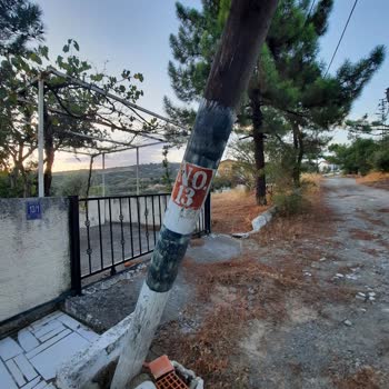 Şarköy Aşağı Kalamış 'ta Yıllardır Devrilmek Üzere Olan Telefon Direği