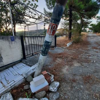 Şarköy Aşağı Kalamış 'ta Yıllardır Devrilmek Üzere Olan Telefon Direği