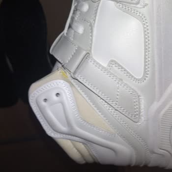 Bershka Kullanılmış, Lekeli, Defolu Ve Kutusuz Ayakkabı Yolladı