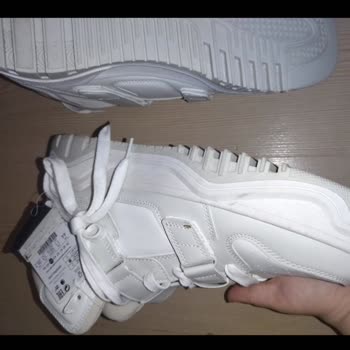 Bershka Kullanılmış, Lekeli, Defolu Ve Kutusuz Ayakkabı Yolladı