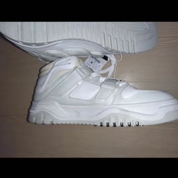 Bershka Kullanılmış, Lekeli, Defolu Ve Kutusuz Ayakkabı Yolladı