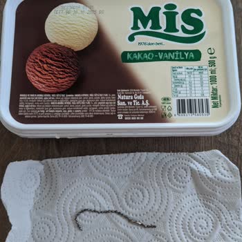 Natura Gıda Mis Dondurma İçinden Çıkan Metal Zincir