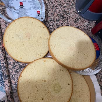 A101 Nimet Marka Küflenmiş Kimyasal Kokulu Pandispanya