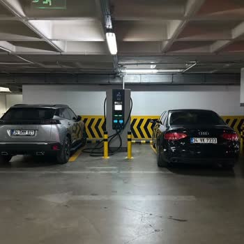 Eşarj Şarj İstasyonlarına Park Etmiş Araçlar