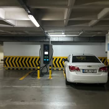Eşarj Şarj İstasyonlarına Park Etmiş Araçlar