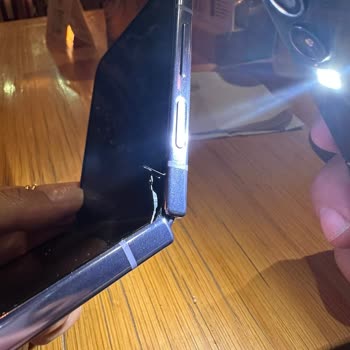 Samsung Telefon Z Flip 4 Ekran Çerçeve Hatası