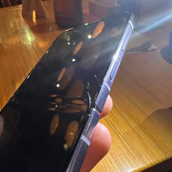 Samsung Telefon Z Flip 4 Ekran Çerçeve Hatası