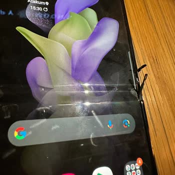 Samsung Telefon Z Flip 4 Ekran Çerçeve Hatası