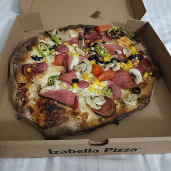 İzabella Pizzanın Personel İlgisizliği Ve Yanık Tatsız Pizzası