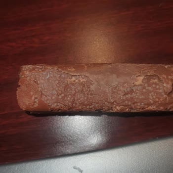 Ülker Çikolatanın Üzerinde Beyaz Benekler Var Bozulmuş Ürün